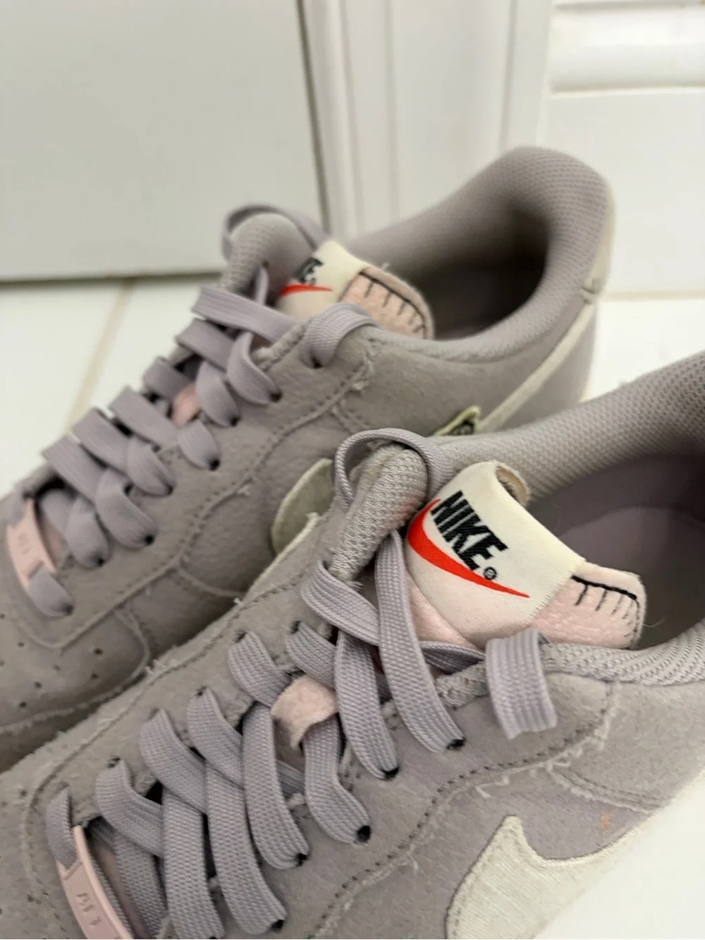 Nike Kids Low-Top Sneakers in Light Gray and Cream